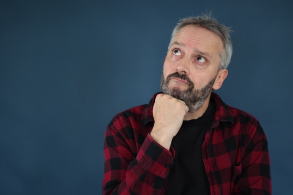 Angelo Grossi en réflexion — coach certifié RNCP 7